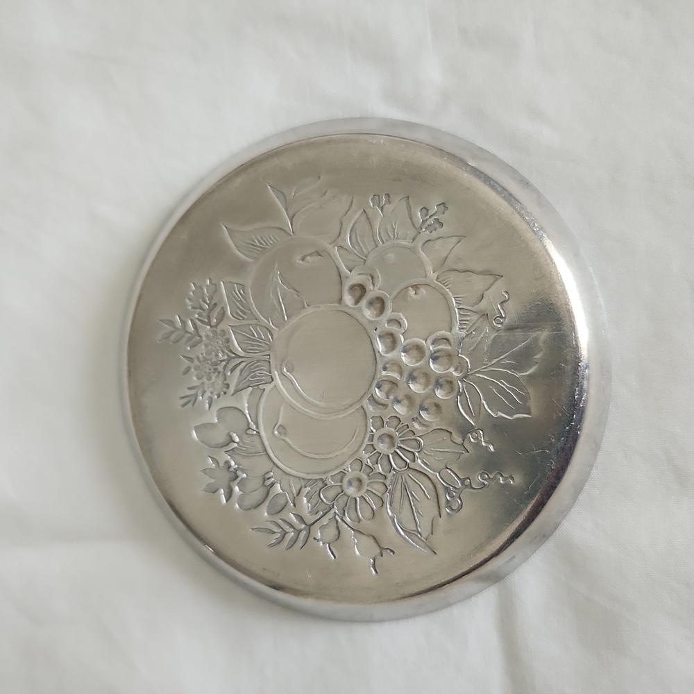 Vintage aluminum small trays and coasters. Fruit design - Picture 6 of 9
